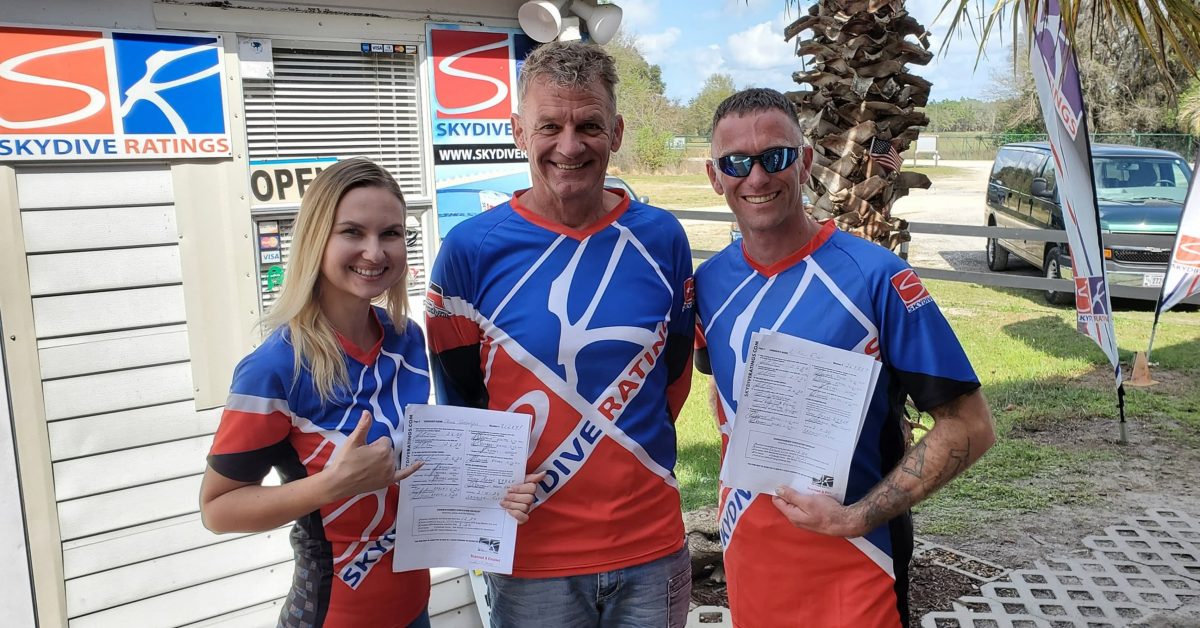 Bram smiles with two instructors from Skydive Ratings